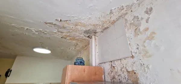 התפוררות תקרה מחדירת מים