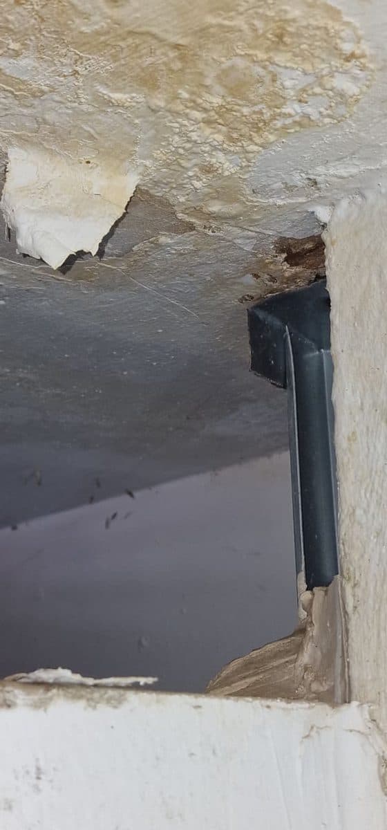 תקרה פתוחה וצנרת דולפת